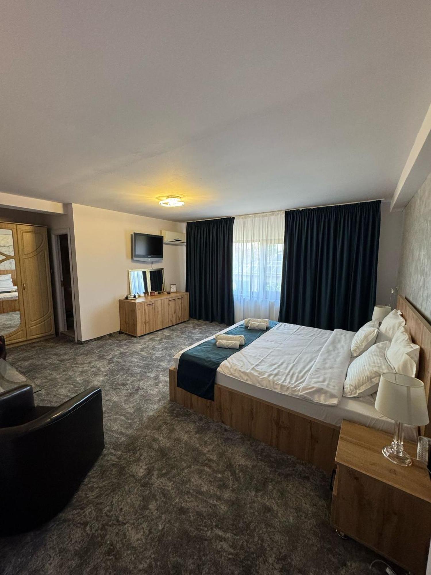 Hotel Imperium & Pool Caracal Exterior foto