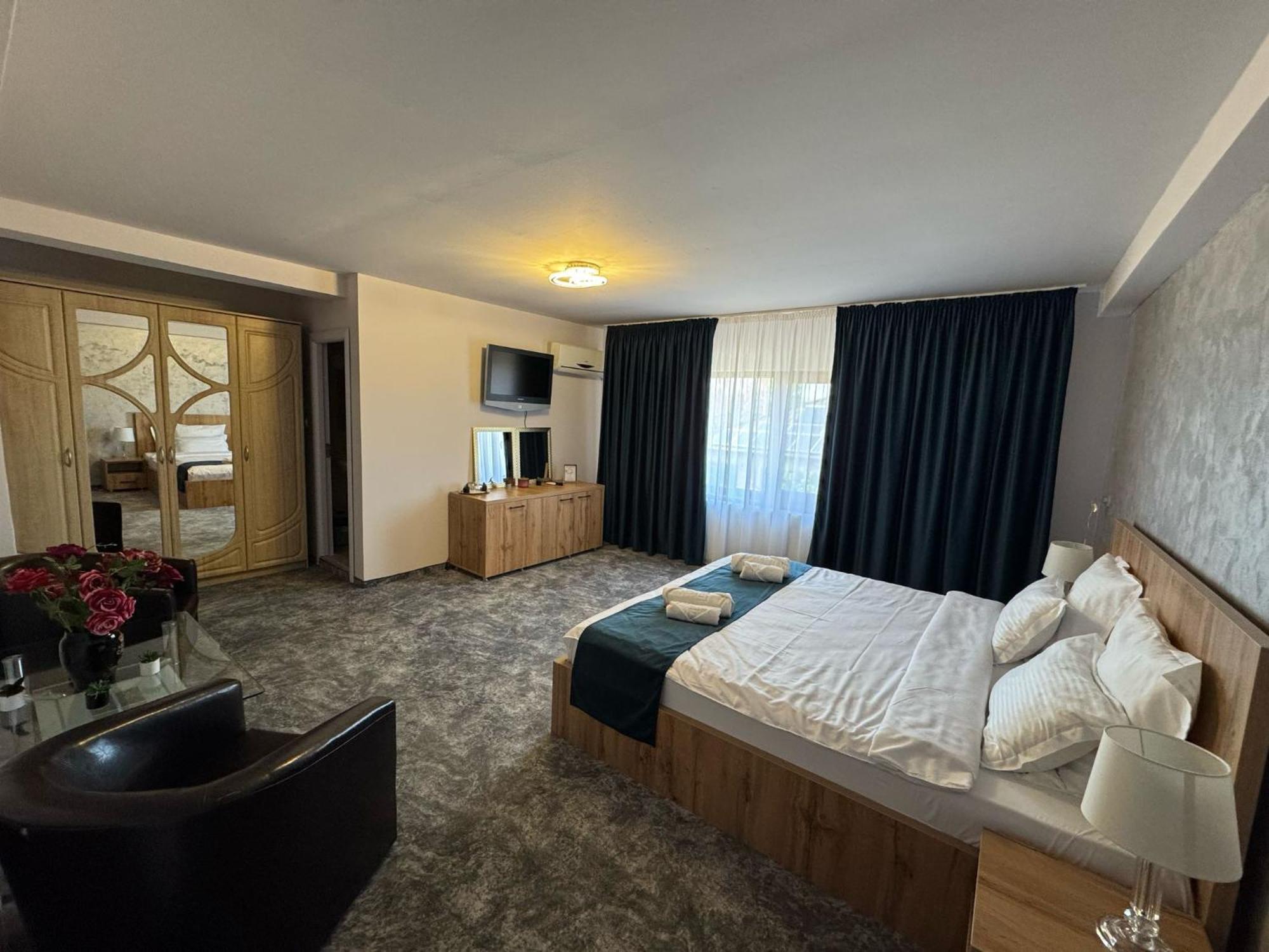 Hotel Imperium & Pool Caracal Exterior foto