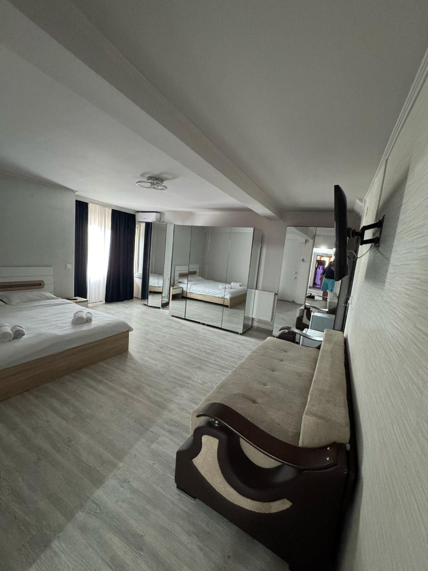 Hotel Imperium & Pool Caracal Exterior foto